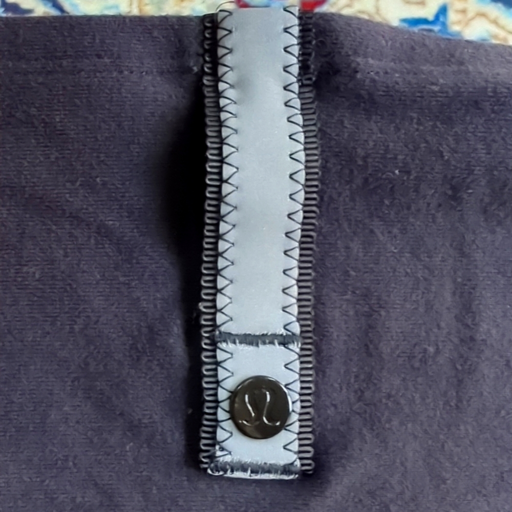 LULULEMON snap scarf